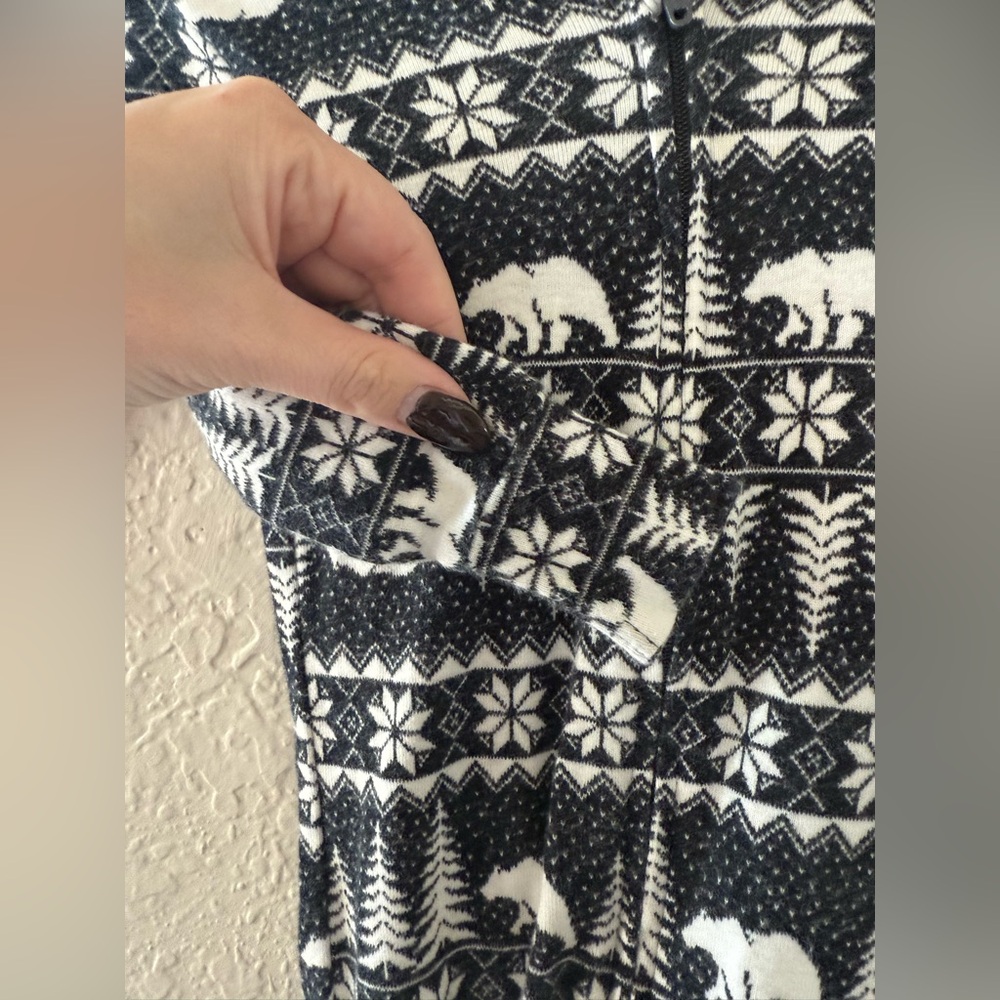 Old Navy Black and White Patterned Kids Footie - Picture 3 of 4